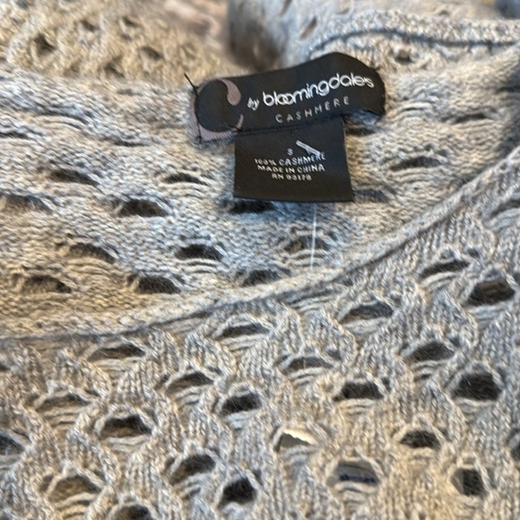 Bloomingdale’s gray open knit long sleeve wide crewneck cashmere sweater. Small. - Picture 5 of 5